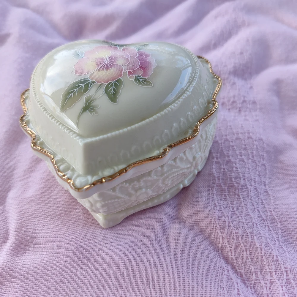 Vintage Heritage House Love Me Tender Box - Picture 1 of 7